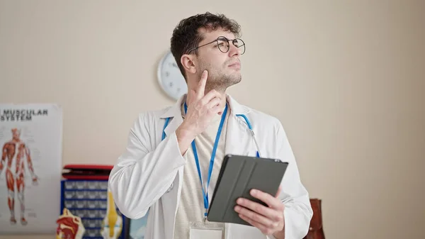 Νεαρός Ισπανός Γιατρός Που Χρησιμοποιεί Touchpad Στην Κλινική — Φωτογραφία Αρχείου