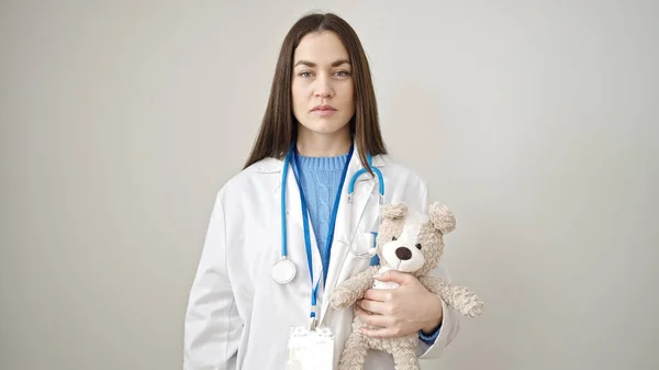 Junge Kaukasische Ärztin Hält Teddybär Mit Ernstem Gesichtsausdruck Über Isoliertem — Stockfoto