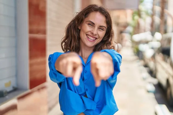 Young Woman Smiling Confident Pointing Fingers Street — Stockfoto