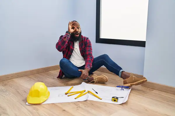 Afroamerikaner Der Seinem Neuen Zuhause Auf Dem Boden Sitzt Und — Stockfoto