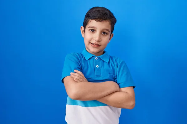 Kis Spanyol Fiú Áll Kék Háttér Felett Boldog Arc Mosolyog — Stock Fotó