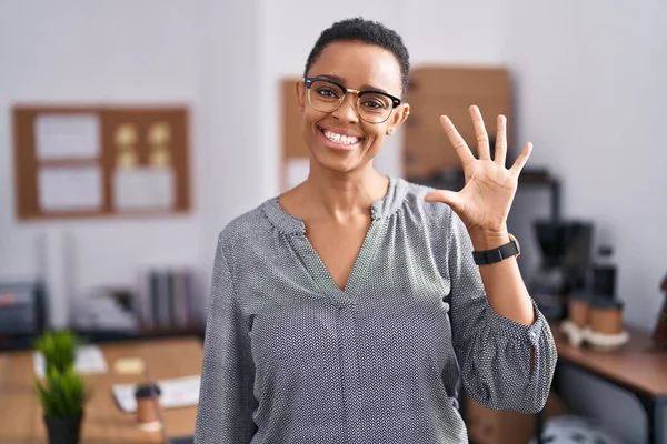 African American Woman Working Office Wearing Glasses Showing Pointing Fingers — Stock Photo, Image