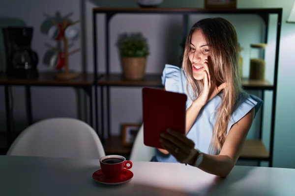 Νεαρή Ισπανίδα Γυναίκα Που Χρησιμοποιεί Touchpad Κάθεται Στο Τραπέζι Νύχτα — Φωτογραφία Αρχείου