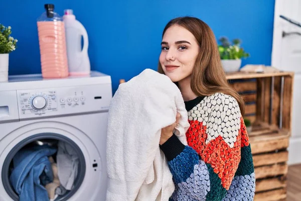 Ung Kvinna Luktar Handduk Tvätta Kläder Tvättstuga — Stockfoto