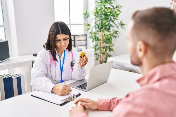 Man Woman Doctor Patient Having Medical Consultation Prescribe Pills Clinic — Zdjęcie stockowe