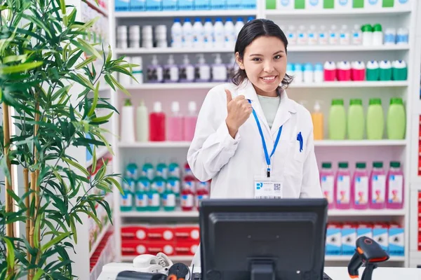 Латиноамериканская Молодая Женщина Работающая Аптеке Улыбаясь Счастливой Позитивной Большим Пальцем — стоковое фото
