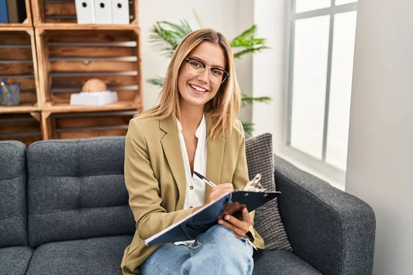 Young Hispanic Woman Psychologist Writing Mental Report Sitting Sofa Psychology — Stock Photo, Image