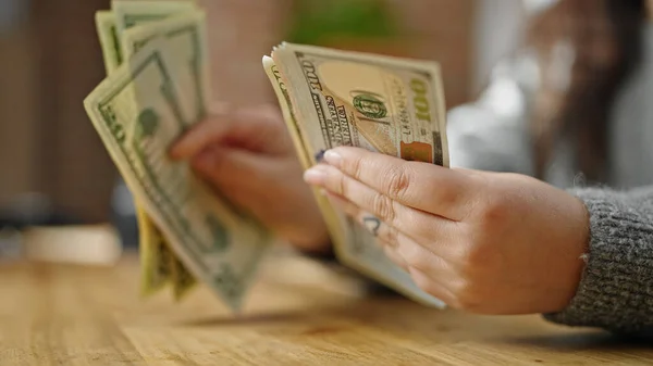 Mãos Mulher Contando Dólares Quarto — Fotografia de Stock
