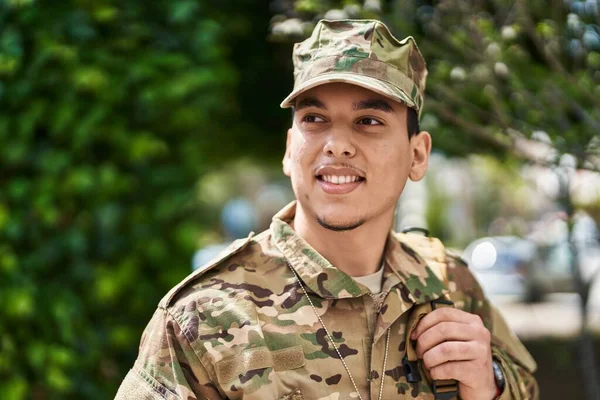 Mladý Muž Armáda Voják Usmívá Sebevědomě Stojí Parku — Stock fotografie