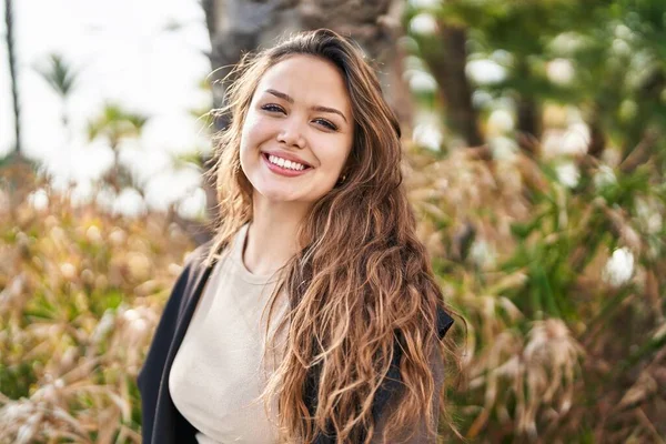 Ung Vacker Latinamerikansk Kvinna Ler Säker Står Parken — Stockfoto