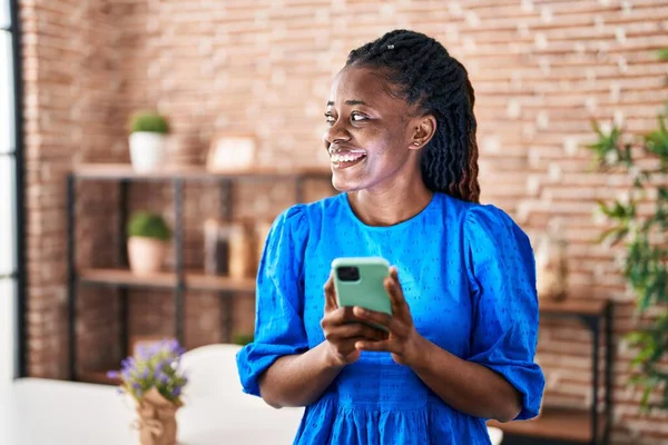 Africano Americano Mulher Usando Smartphone Casa — Fotografia de Stock