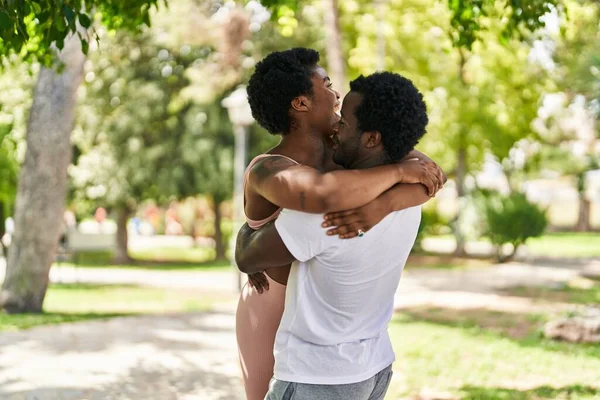 Αφροαμερικανοί Άντρες Και Γυναίκες Που Χαμογελούν Αυτοπεποίθηση Αγκαλιάζονται Στο Πάρκο — Φωτογραφία Αρχείου
