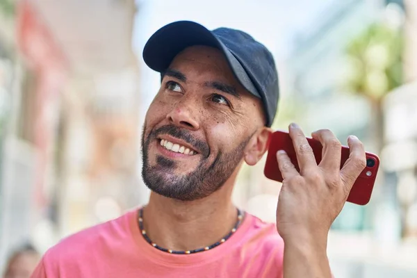 Genç Kel Adam Gülümsüyor Caddedeki Akıllı Telefondan Kendine Güvenen Bir — Stok fotoğraf