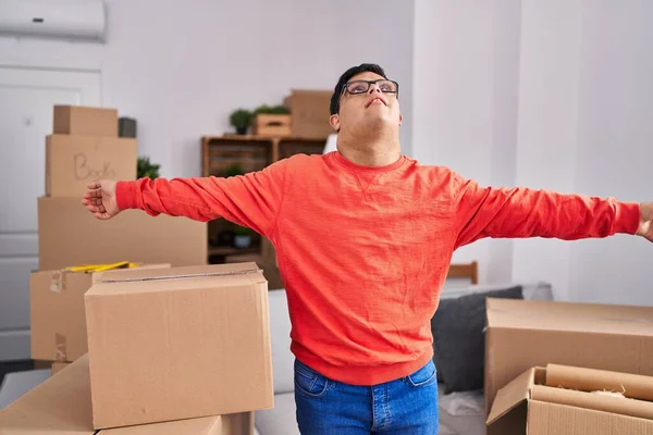 Syndrome Man Smiling Confident Standing Arms Open New Home — Stock Photo, Image