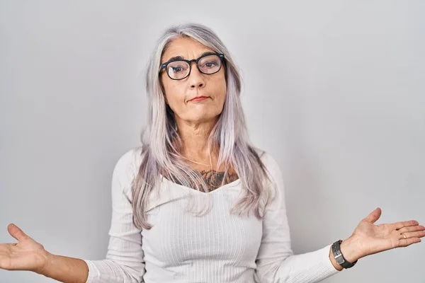 Žena Středního Věku Šedými Vlasy Stojící Nad Bílým Pozadím Bezradná — Stock fotografie
