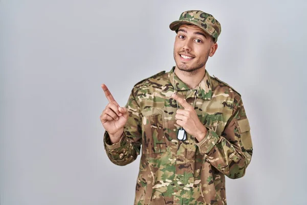 Joven Hispano Vistiendo Uniforme Camuflaje Del Ejército Sonriendo Mirando Cámara — Foto de Stock