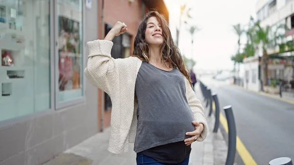 Jonge Zwangere Vrouw Glimlachen Zelfverzekerd Doen Sterke Gebaar Met Arm — Stockfoto