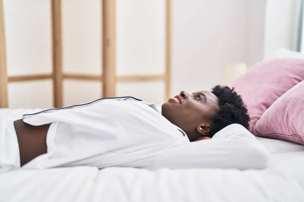 Genç Afrikalı Amerikalı Kadın Yatakta Kendinden Emin Bir Şekilde Gülümsüyor — Stok fotoğraf