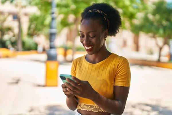 Africano Americano Mulher Sorrindo Confiante Usando Smartphone Parque — Fotografia de Stock