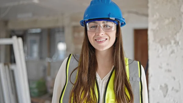 年轻美丽的惊慌失措的女建筑工人自信地站在建筑工地 — 图库照片