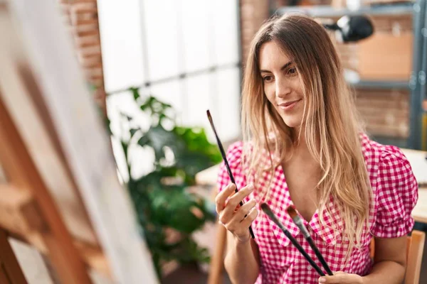 Young Woman Artist Smiling Confident Holding Paintbrushes Art Studio — Stockfoto