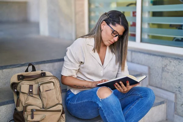 Young Hispanic Woman Student Reading Book Sitting Stairs University — Stock Photo, Image