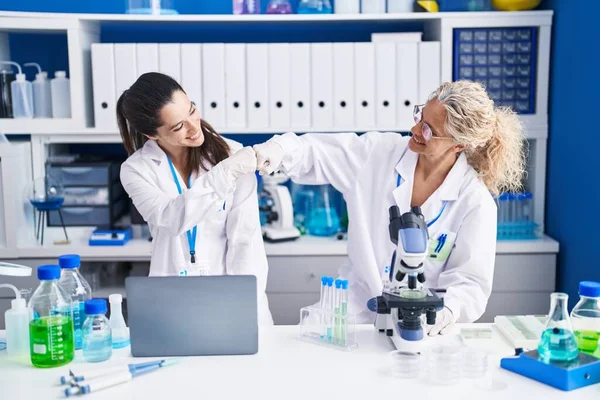 Twee Vrouwelijke Wetenschappers Stoten Vuisten Het Laboratorium — Stockfoto