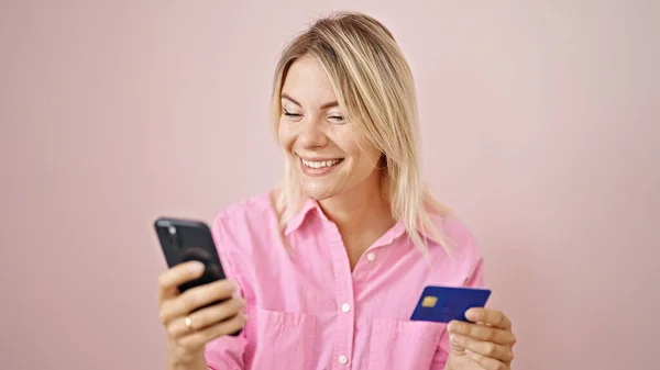 Young Blonde Woman Shopping Online Smartphone Credit Card Isolated Pink — Stock Photo, Image