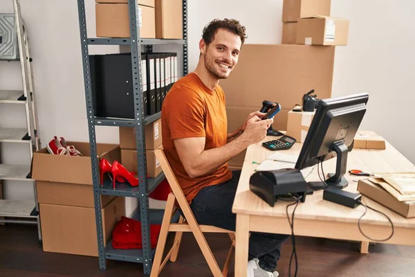 Young Hispanic Man Ecommerce Business Worker Using Smartphone Working Office — Stok fotoğraf