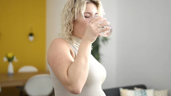 Joven Embarazada Bebiendo Vaso Agua Casa — Foto de Stock