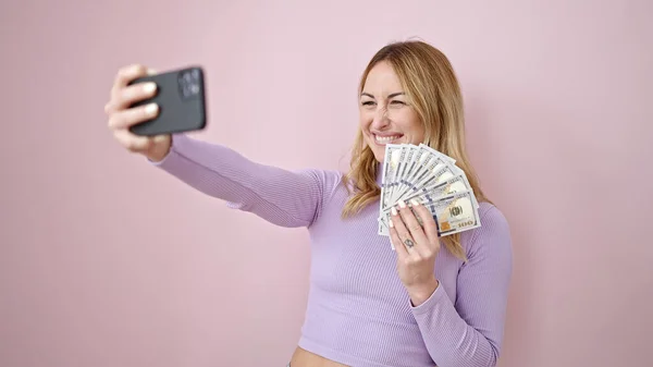 Young Beautiful Hispanic Woman Taking Selfie Holding Dollars Isolated Pink — Stock Photo, Image