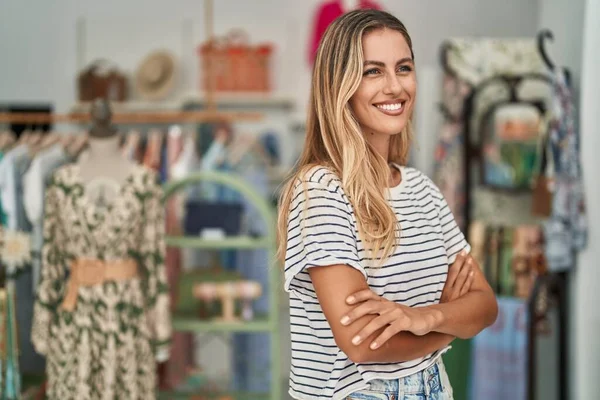 Sarışın Genç Bayan Müşteri Gülümsüyor Kollarını Kavuşturup Giyim Mağazasında Duruyor — Stok fotoğraf