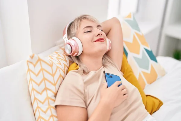 Jong Blond Vrouw Luisteren Naar Muziek Ontspannen Bed Slaapkamer — Stockfoto