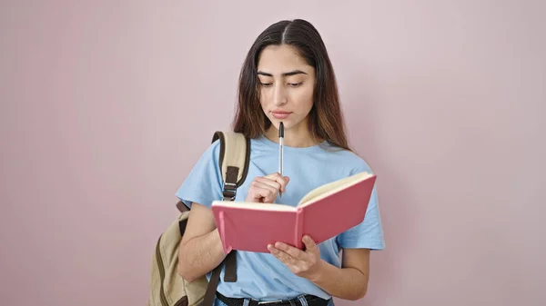 Joven Hermosa Estudiante Hispana Escribiendo Cuaderno Sobre Fondo Rosa Aislado — Foto de Stock