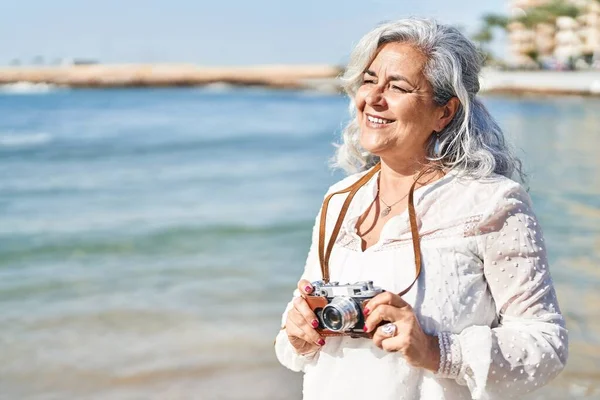 Kobieta Średnim Wieku Uśmiechnięta Pewnie Pomocą Profesjonalnego Aparatu Wybrzeżu — Zdjęcie stockowe