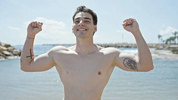 Jonge Spaanse Man Toerist Glimlachend Vol Vertrouwen Doen Sterk Gebaar — Stockfoto