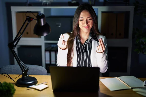 Junge Brünette Frau Arbeitet Nachts Mit Laptop Büro Und Macht — Stockfoto