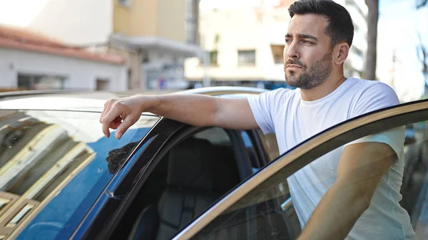 Молодой Латиноамериканец Прислонился Двери Автомобиля Расслабленным Выражением Лица Улице — стоковое фото