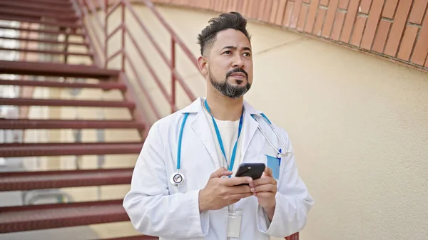 Młody Latynos Człowiek Lekarz Pomocą Smartfona Szpitalu — Zdjęcie stockowe