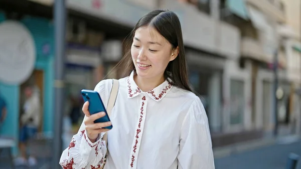 Joven Mujer China Usando Teléfono Inteligente Sonriendo Calle — Foto de Stock