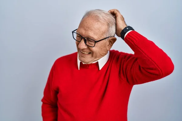 Uomo Anziano Con Capelli Grigi Piedi Sfondo Isolato Confondere Chiedendo — Foto Stock