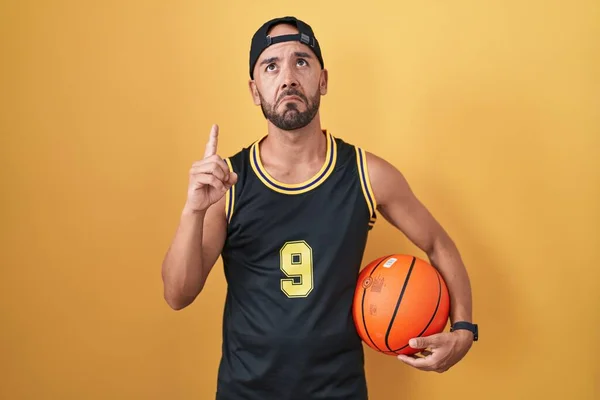 Orta Yaşlı Kel Bir Adam Basketbol Topunu Sarı Arka Planda — Stok fotoğraf