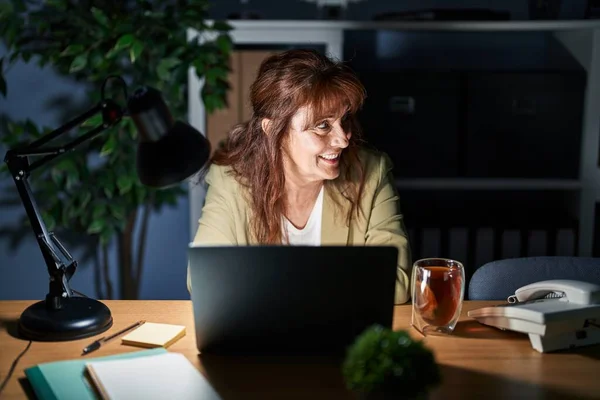 Mujer Hispana Mediana Edad Que Trabaja Con Computadora Portátil Por —  Fotos de Stock