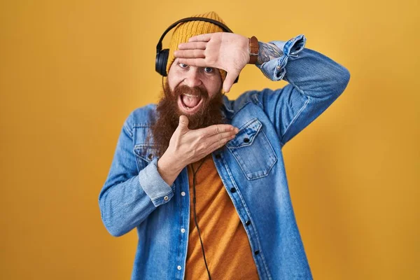 Uomo Caucasico Con Barba Lunga Ascoltare Musica Con Cuffie Sorridente — Foto Stock