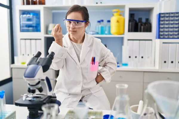 증후군 스페인 소녀는 과학자 실험실에서 손가락으로 이탈리아 몸짓을 있습니다 — 스톡 사진