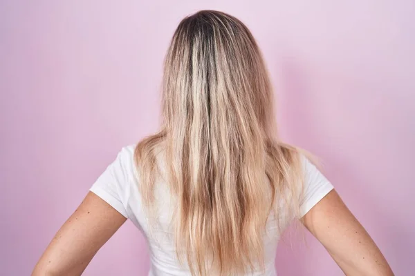 Jonge Blonde Vrouw Staan Roze Achtergrond Staan Achteruit Weg Kijken — Stockfoto