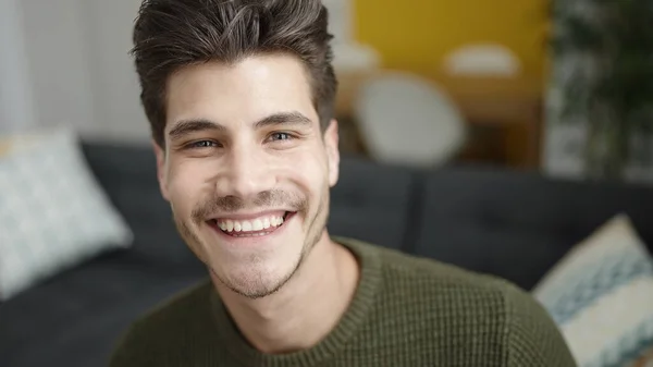 Νεαρός Ισπανός Άνδρας Χαμογελά Σίγουρος Κάθεται Στον Καναπέ Στο Σπίτι — Φωτογραφία Αρχείου