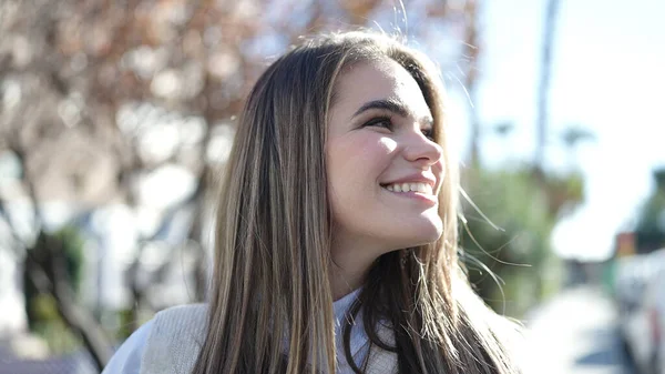 Junge Schöne Hispanische Frau Lächelt Und Schaut Zur Seite Auf — Stockfoto
