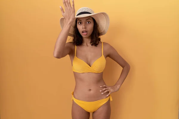 Young Hispanic Woman Wearing Bikini Summer Hat Surprised Hand Head — Stock Photo, Image