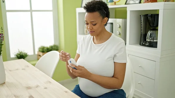 Junge Schwangere Frau Misst Zucker Auf Tisch Esszimmer — Stockfoto